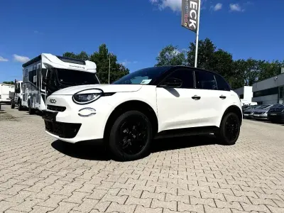 Neu Fiat 600 Street 101 PS (74 kW) 2025 Bicolore weiß / schwarz SUV