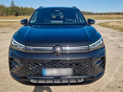 Gebraucht VW Tiguan R-line 150 PS (110 kW) 2025 Schwarz SUV