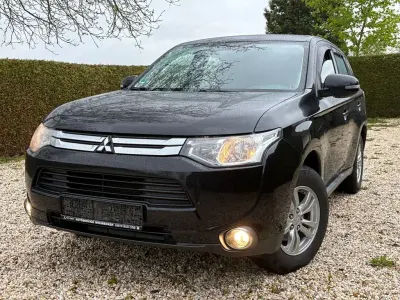 Begagnad Mitsubishi Outlander Top 150 HK (110 kW) 2015 Svart SUV