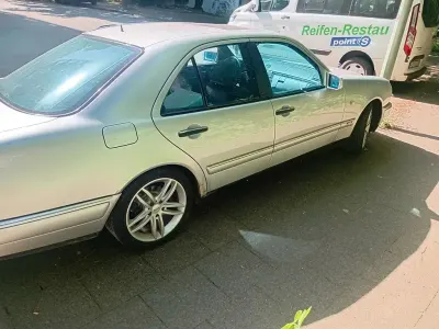 Używany Mercedes E230 Avantgarde 150 KM (110 kW) 1996 Srebrny Sedan/Limuzyna