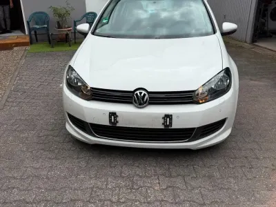 Gebraucht VW Golf VI 105 PS (77 kW) 2011 Weiß Limousine