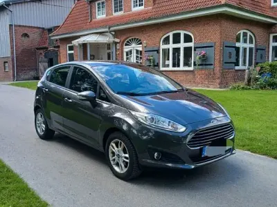 Gebraucht Ford Fiesta Ambiente 65 PS (47 kW) 2015 Andere farben Kleinwagen