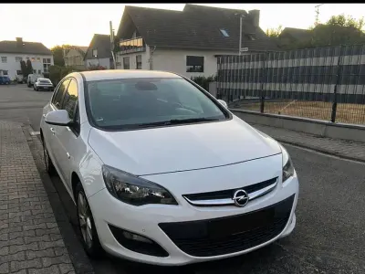 Gebraucht Opel Astra Edition 120 PS (88 kW) 2015 Weiß Limousine