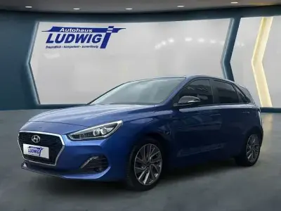 Gebraucht Hyundai i30 Passion Plus 140 PS (102 kW) 2018 Champion blue / met Limousine
