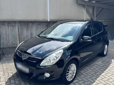 Gebraucht Hyundai i20 Edition 86 PS (63 kW) 2012 Schwarz Kleinwagen