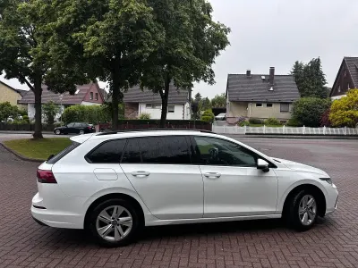 Gebraucht VW Golf VIII Life 130 PS (95 kW) 2023 Weiß Kombi