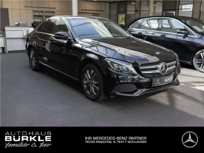 Używany Mercedes C400 333 KM (244 kW) 2018 Czarny Sedan/Limuzyna