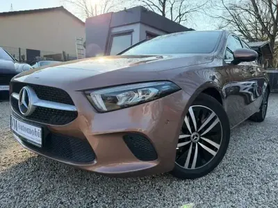 Begagnad Mercedes A180 AMG 136 HK (100 kW) 2022 Guld Sedan