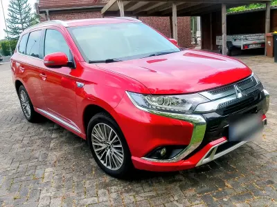Gebraucht Mitsubishi Outlander P-HEV 224 PS (164 kW) 2019 Rot Kombi