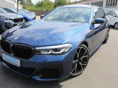 Gebraucht BMW 530 M Sport 286 PS (210 kW) 2023 Phytonicblau metallic Kombi