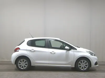 Gebraucht Peugeot 208 Active 102 PS (75 kW) 2019 Weiss Kleinwagen