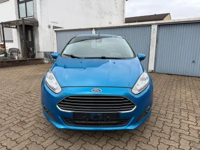 Gebraucht Ford Fiesta Titanium 125 PS (91 kW) 2014 Blau Kleinwagen