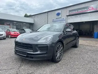Gebraucht Porsche Macan Basis 265 PS (194 kW) 2023 Vulkangraumetallic SUV