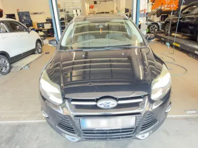 Gebraucht Ford Focus Titanium 140 PS (102 kW) 2012 Blau Kombi