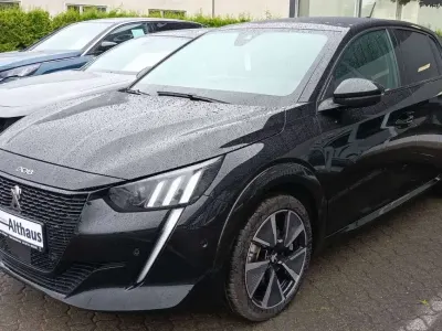 Gebraucht Peugeot e-208 GT 100 kW (136 PS) 2022 Schwarz perla nera metallic Kleinwagen