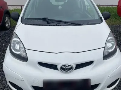 Gebraucht Toyota Aygo 68 PS (50 kW) 2011 Weiß Kleinwagen