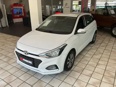 Gebraucht Hyundai i20 Trend 84 PS (61 kW) 2020 Weiß Kleinwagen