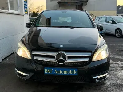 Gebraucht Mercedes B180 122 PS (89 kW) 2013 Schwarz Kleinwagen
