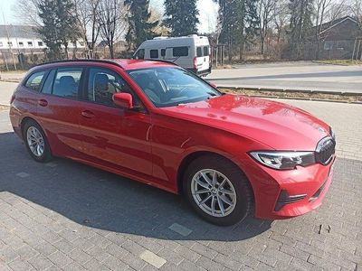 Gebraucht BMW 320 Advantage 190 PS (139 kW) 2019 Rot Kombi