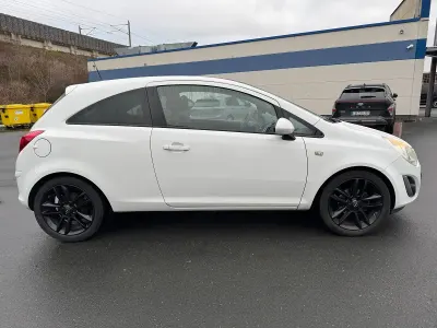 Używany Opel Corsa Color Edition 87 KM (63 kW) 2011 Biały Hatchback