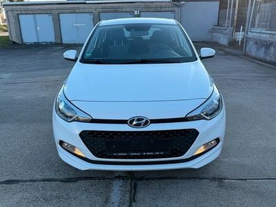 Gebraucht Hyundai i20 101 PS (74 kW) 2015 Weiß Limousine