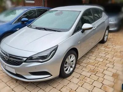Gebraucht Opel Astra Selection 105 PS (77 kW) 2015 Silber Limousine