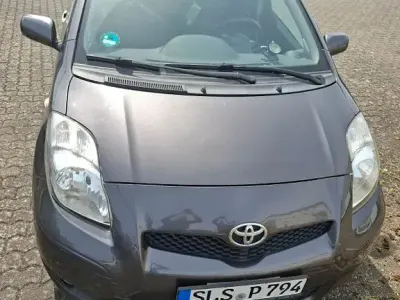 Gebraucht Toyota Yaris Club 99 PS (72 kW) 2011 Grau Kleinwagen