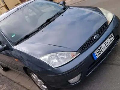 Begagnad Ford Focus 100 HK (73 kW) 2001 Grå Sedan