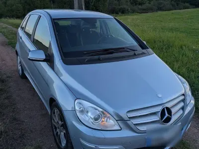 Gebraucht Mercedes B200 140 PS (102 kW) 2011 Silber Van / Kleinbus