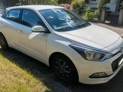 Gebraucht Hyundai i20 84 PS (61 kW) 2017 Weiß Kleinwagen