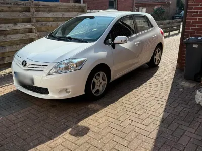 Gebraucht Toyota Auris 130 PS (95 kW) 2011 Weiß Kleinwagen