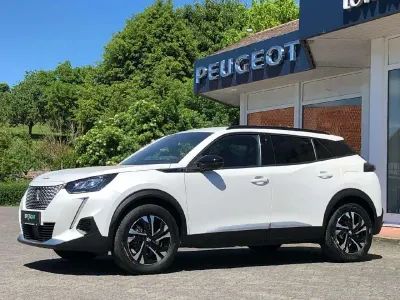 Gebraucht Peugeot e-2008 Allure 100 kW (136 PS) 2023 Lack weiss perlglänzend/typ au SUV