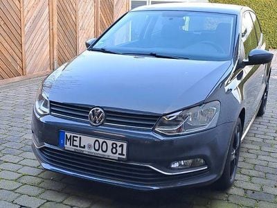 Usado VW Polo Trendline 75 HP (55 kW) 2016 Cinzento Sedan