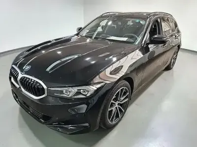 Gebraucht BMW 330e Sport Line 292 PS (214 kW) 2025 Schwarz Limousine
