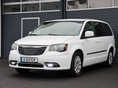 Weiß Gebraucht 2015 Chrysler Voyager Van / Kleinbus | 15.450 €