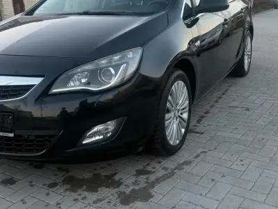 Gebraucht Opel Astra 140 PS (102 kW) 2011 Schwarz Kombi