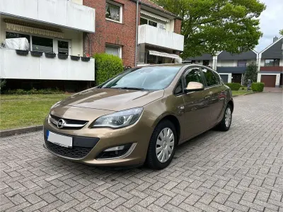Gebraucht Opel Astra 165 PS (121 kW) 2013 Gold Limousine