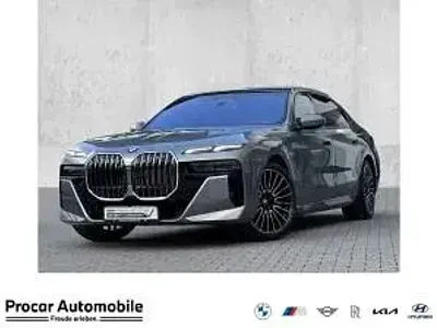 Gebraucht BMW 740 299 PS (219 kW) 2025 Grau (oxidgrau) Limousine
