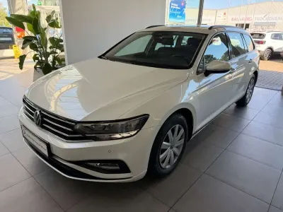 Gebraucht VW Passat 150 PS (110 kW) 2022 Oryxweiss Kombi