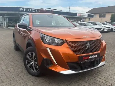 Gebraucht Peugeot e-2008 Active 100 kW (136 PS) 2023 Orange (metallic) SUV