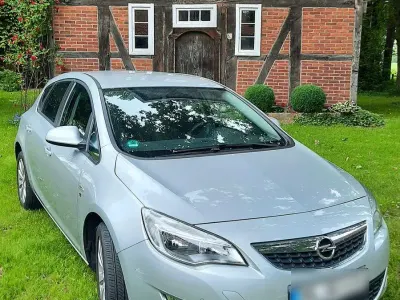 Gebraucht Opel Astra 140 PS (102 kW) 2012 Silber Limousine