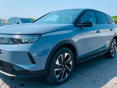 Neu Opel Grandland X 136 PS (100 kW) 2026 Grau SUV