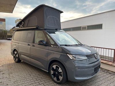 Neu VW California Beach 150 PS (110 kW) 2026 Grau Van
