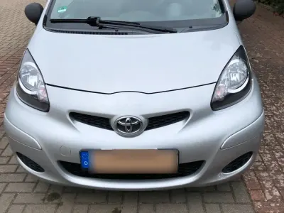 Gebraucht Toyota Aygo 68 PS (50 kW) 2009 Silber Kleinwagen
