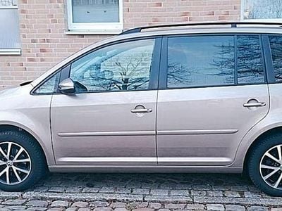 Second-hand VW Touran Trendline 105 CP (77 kW) 2012 Galben Monovolum