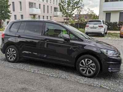 Używany VW Touran Active 150 KM (110 kW) 2022 Czarny Minivan