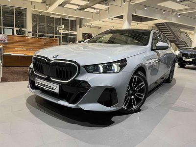 Grau Gebraucht 2025 BMW 550e M Sport Kombi | 85.590 € (Teuer)