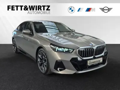 Gebraucht BMW 520 M Sport 197 PS (144 kW) 2025 Oxidgrau metallic Limousine