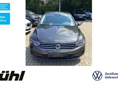 Gebraucht VW Passat Basis 150 PS (110 kW) 2023 Mangangrau metallic Kombi