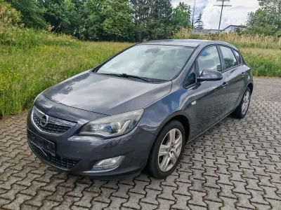 Używany Opel Astra Sport 110 KM (80 kW) 2010 Brązowy Sedan/Limuzyna